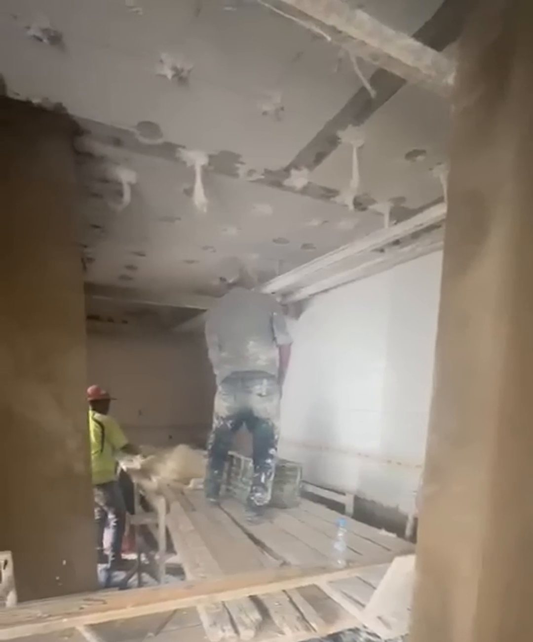 Chantier en cours : compagnons au travail sur l’échafaudage